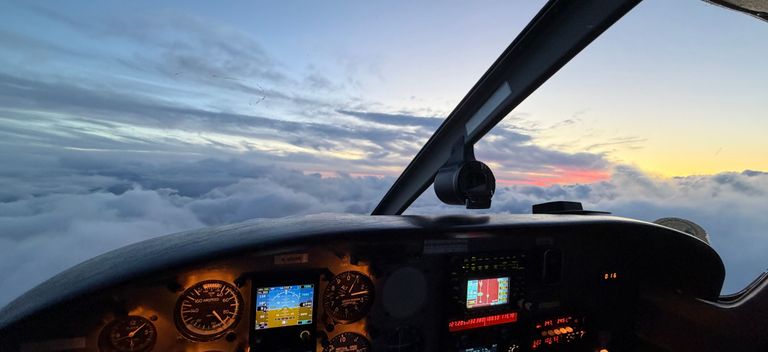 In flight picture of the cockpit a PA-28-181 Archer 3